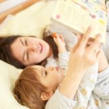 英語絵本を読む子供